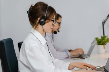 people answering phones at a help desk