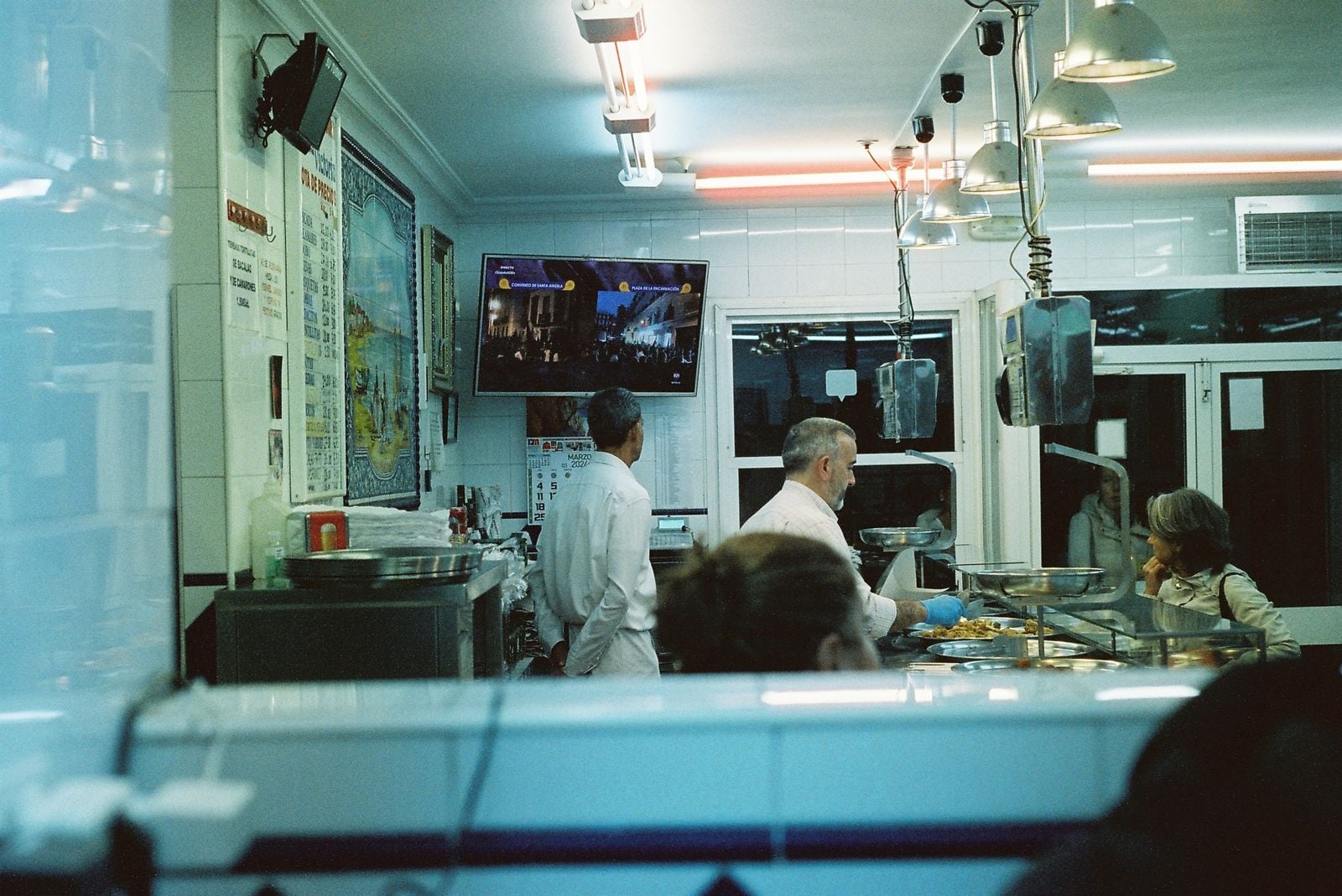 crowded restaurant scene