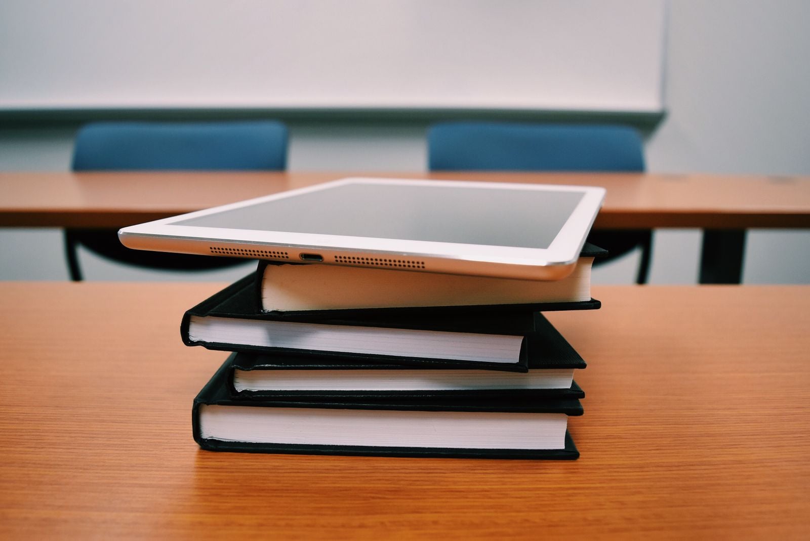 dmnews.com - Why a 2026 marketing shelf needs Byron Sharp more than the latest AI paperback